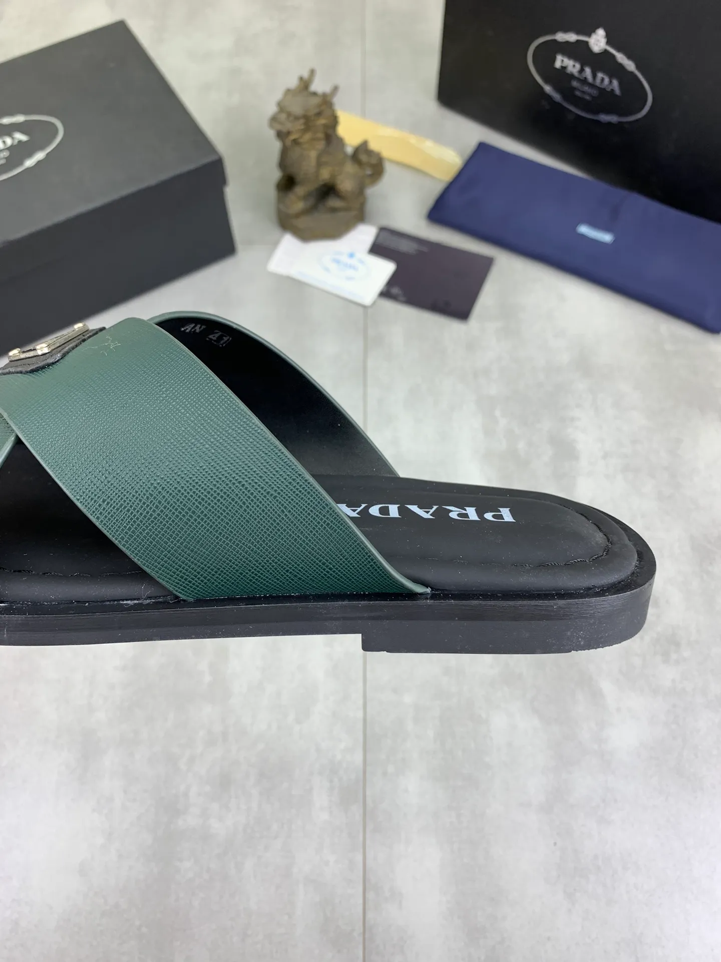 Men's shoes 💰P300💰【New style】🎁🎁🎁 PRADA Prada's new casual slippers, original official website 1:1, perfect workmanship, transmitting a kind of noble luxury, sublimating its definition of luxury in Prada's high-end extraordinary craftsmanship. Original combination outsole, code number: 38-44 (45 customized) 4️⃣colors🉑️ to choose from